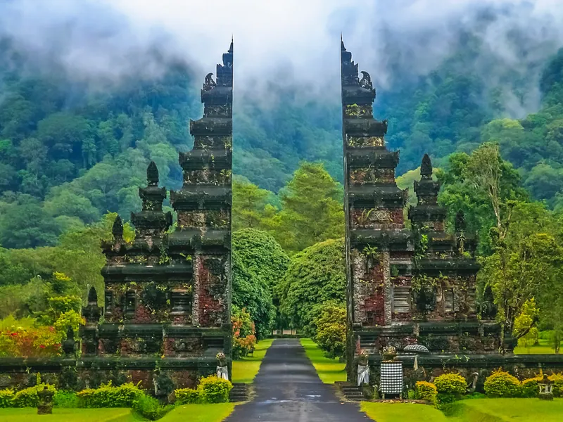 The Handara gate, a split Balinese stone gateway framing a jungle road