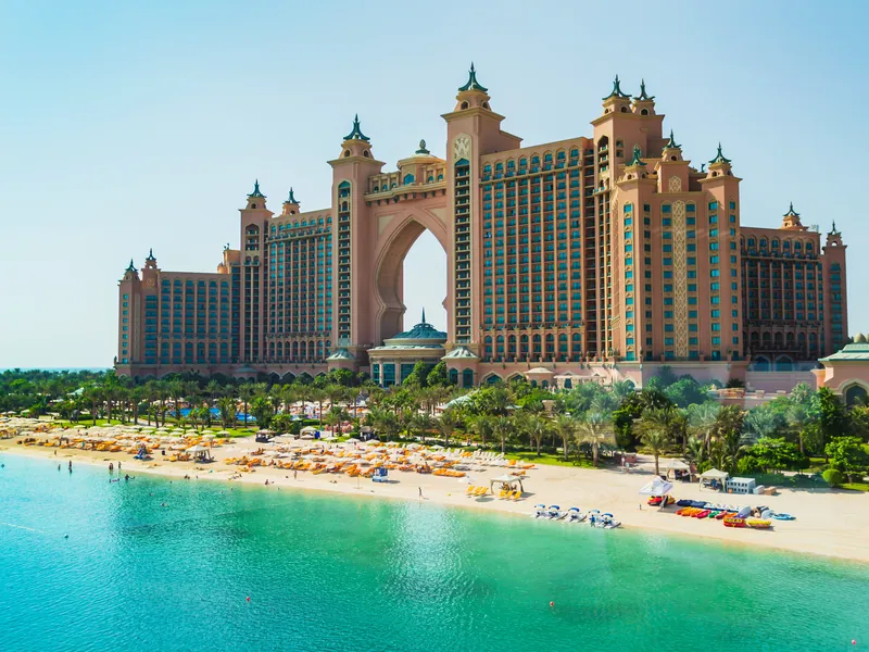 The Atlantis resort on the Palm with the beach and turquoise water in front